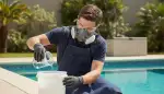 Schutz beim Poolchemie Dosieren