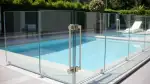 Glas-Poolzäune: Eleganter Schutz für Ihren Pool