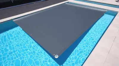 Poolabdeckplane richtig befestigen
