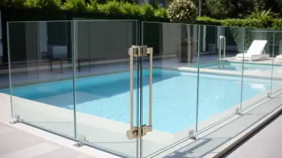 Glas-Poolzäune: Eleganter Schutz für Ihren Pool
